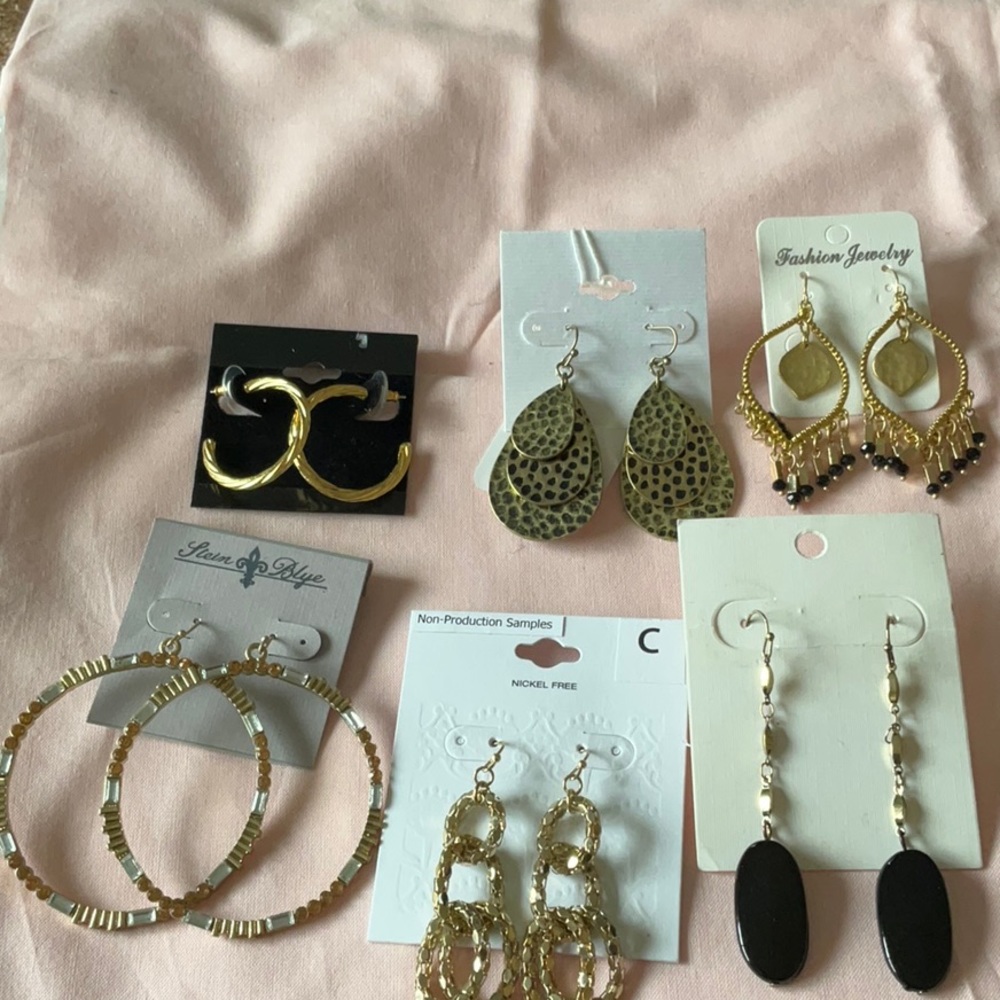 Silverfox Costume Jewelry Earrings,    6 Pair of Assorted Earrings 🔥🔥❤️❤️💙💙